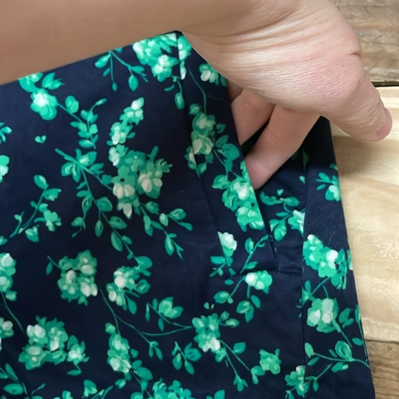 J. Crew Stretch size 4 Green Floral Dressy Mid-rise Side Zip Shorts with Pockets - Picture 4 of 10